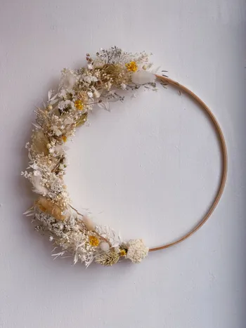 Composez votre couronne en fleurs séchées