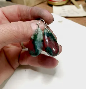 Taillez vos boucles d'oreilles en pierres fines