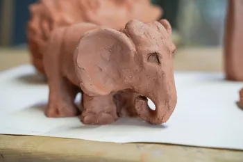 Initiez-vous à la sculpture sur céramique en famille