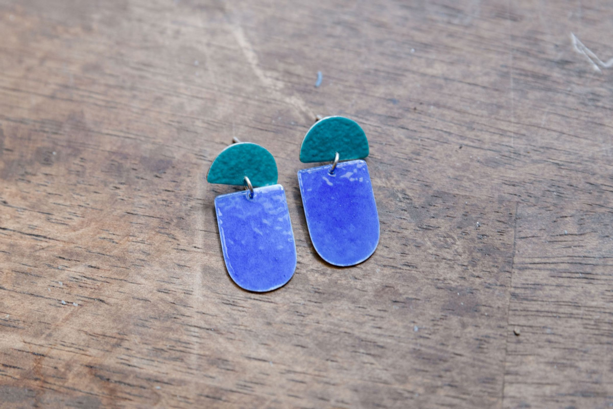 Emaillez votre paire de boucles d'oreilles en argent