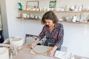 Façonnez vos assiettes en porcelaine