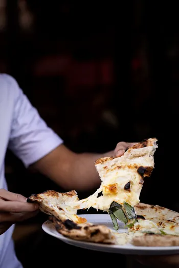 Réalisez votre pizza au feu de bois