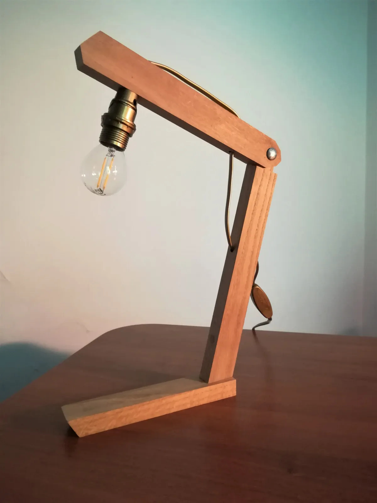 Réalisez une lampe design en bois