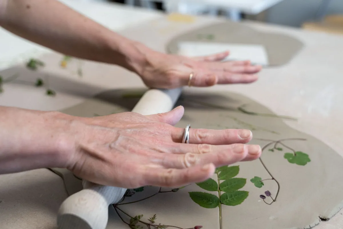 Décorez votre duo d'assiettes à l'estampage naturel