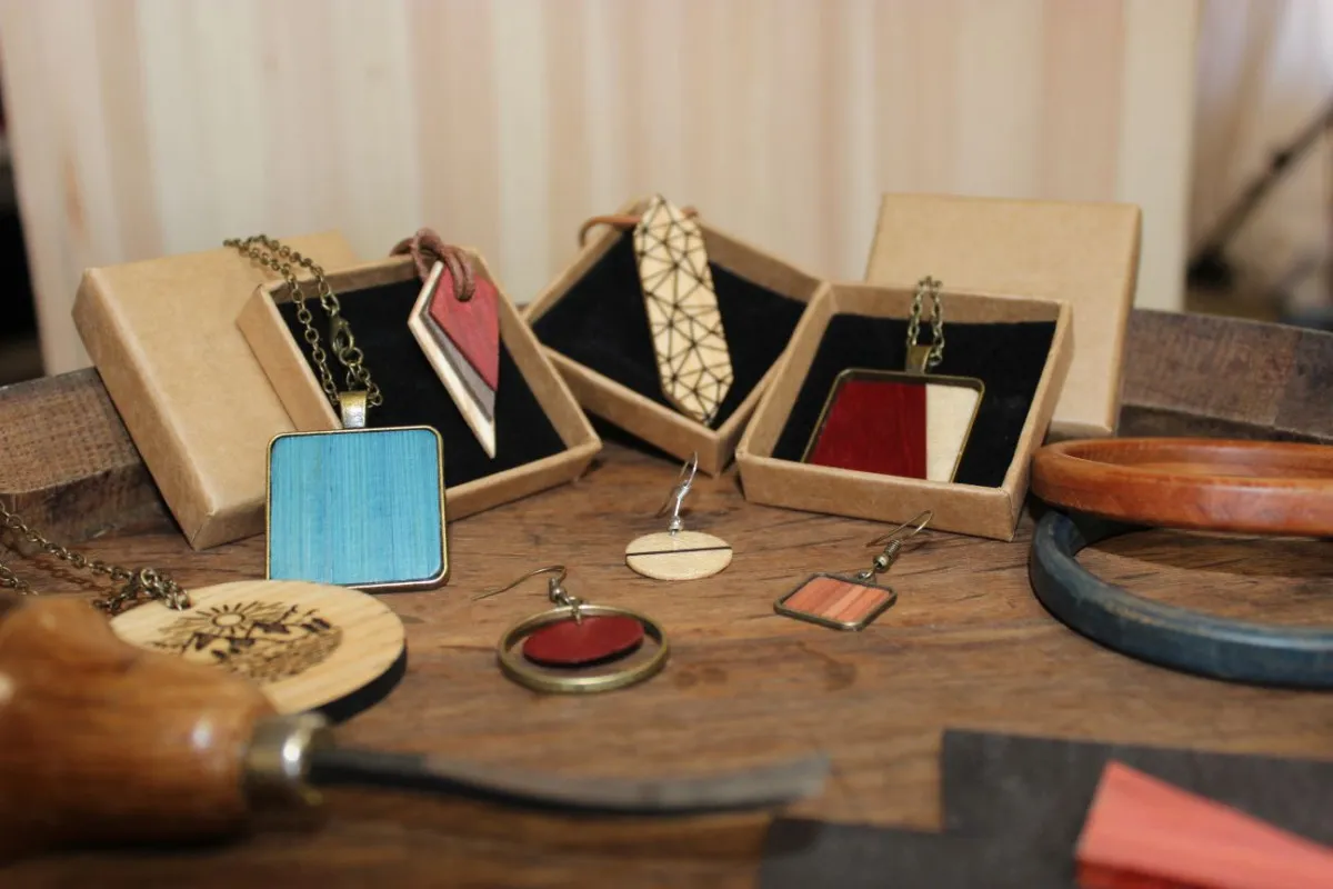 Réalisez votre bijou en bois sur-mesure