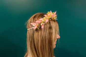 Réalisez votre couronne de tête en fleurs séchées