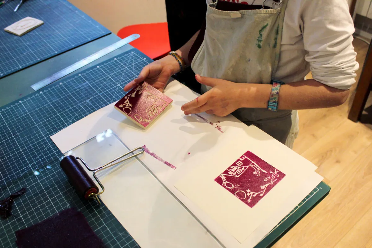 Créez une impression gravure sur sac en famille