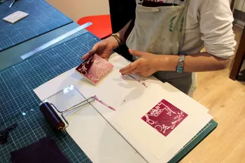 Créez une impression gravure sur sac en famille