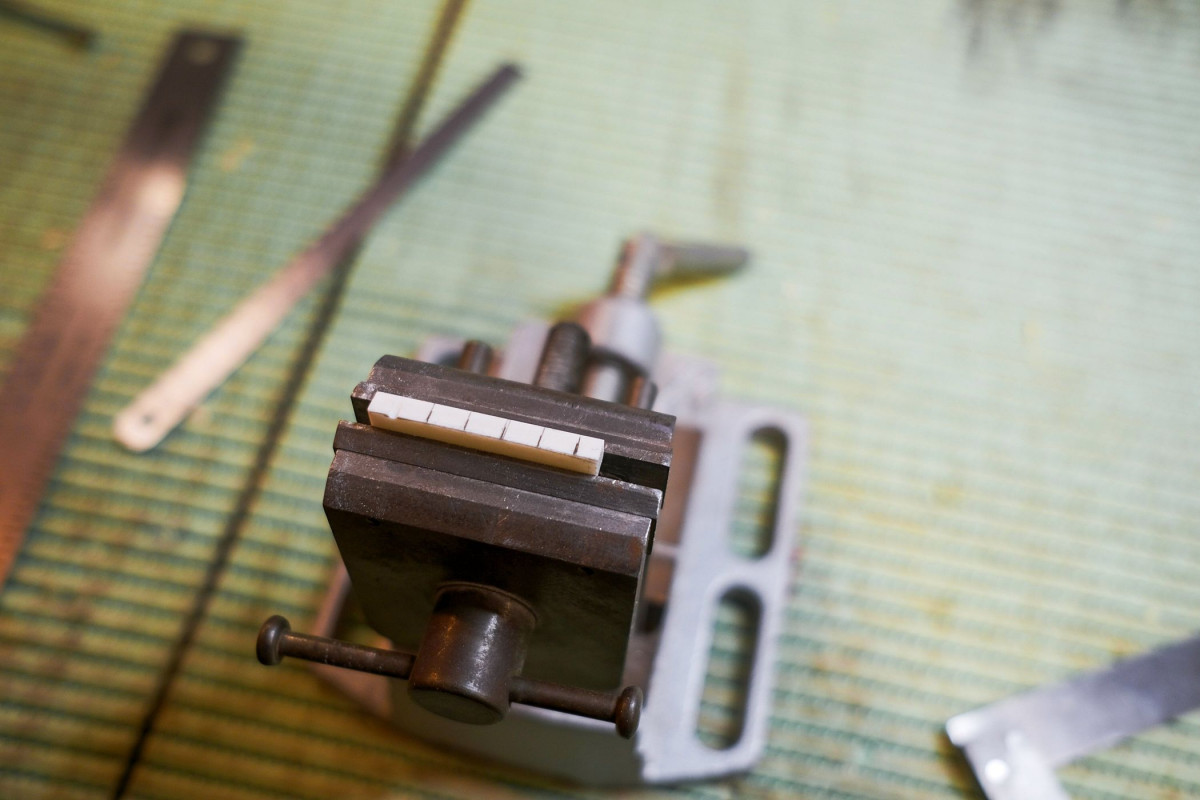 Fabriquez votre sillet et réglez votre guitare