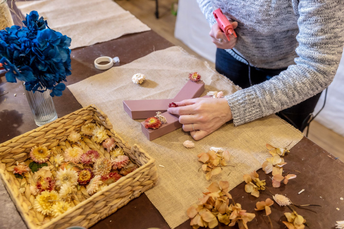 Réalisez votre initiale en fleurs séchées