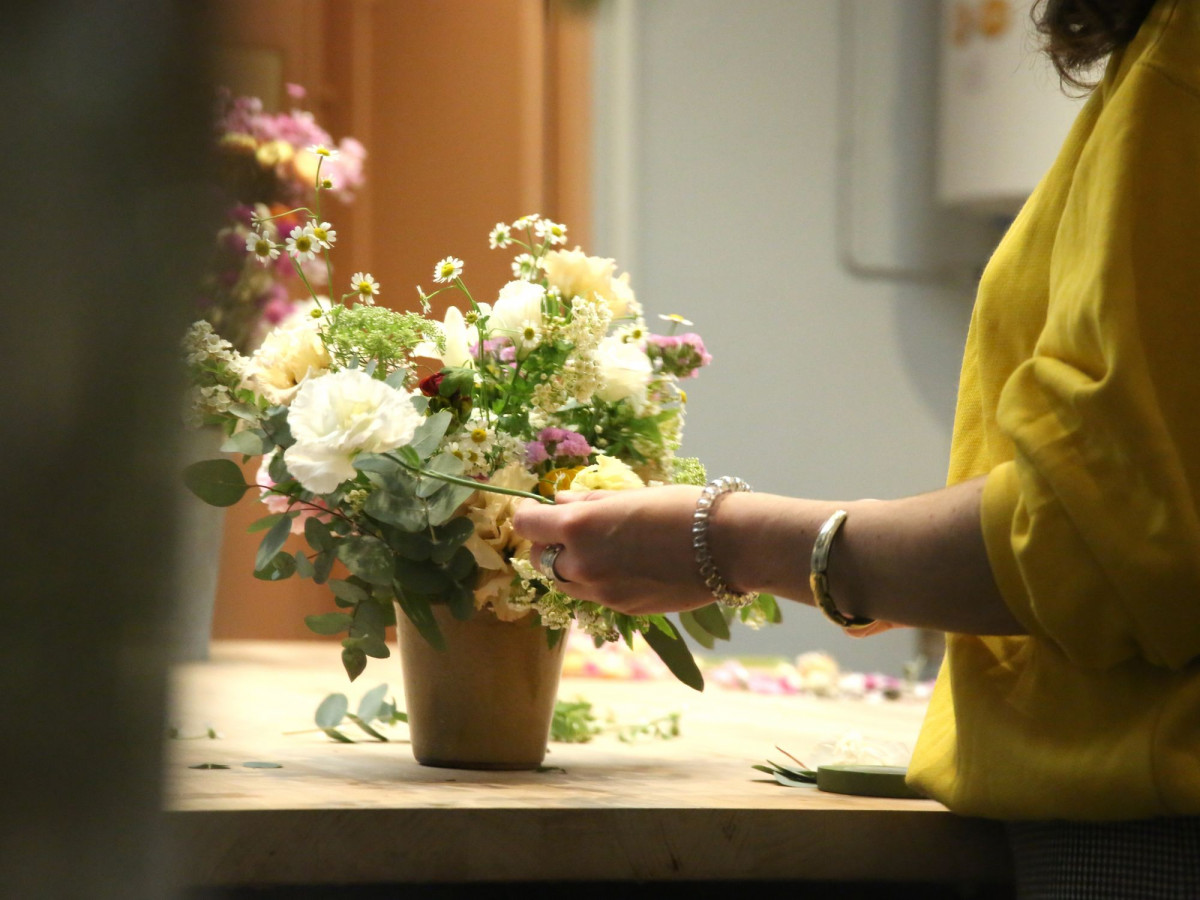 Créez votre composition de fleurs piquées fraîches à Lyon