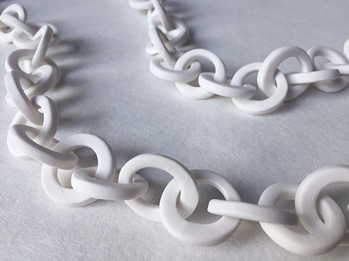 Modelez votre collier en mailles de porcelaine