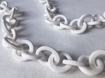 Modelez votre collier en mailles de porcelaine