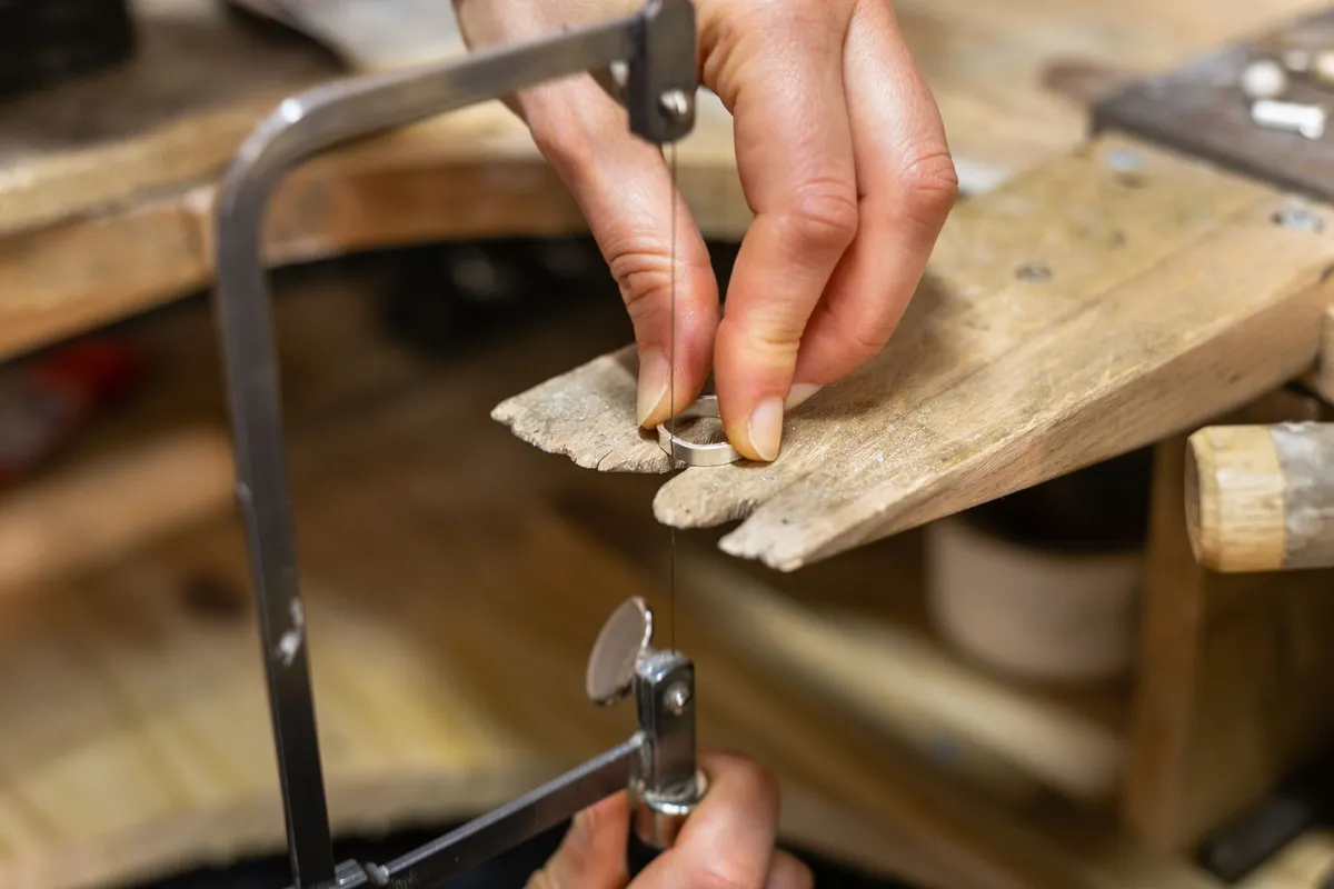 Réalisez votre bague en argent sertie d'une pierre