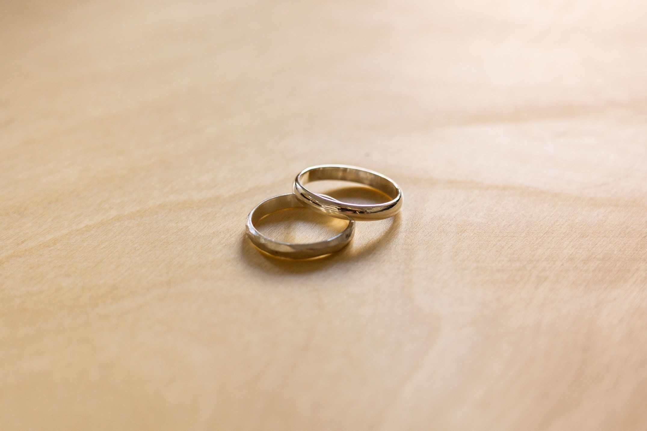 Réalisez votre duo d'alliances en argent en couple