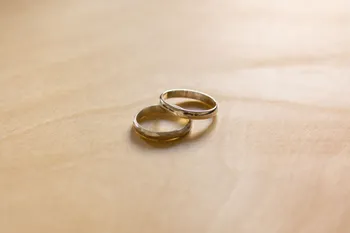 Réalisez votre duo d'alliances en argent en couple