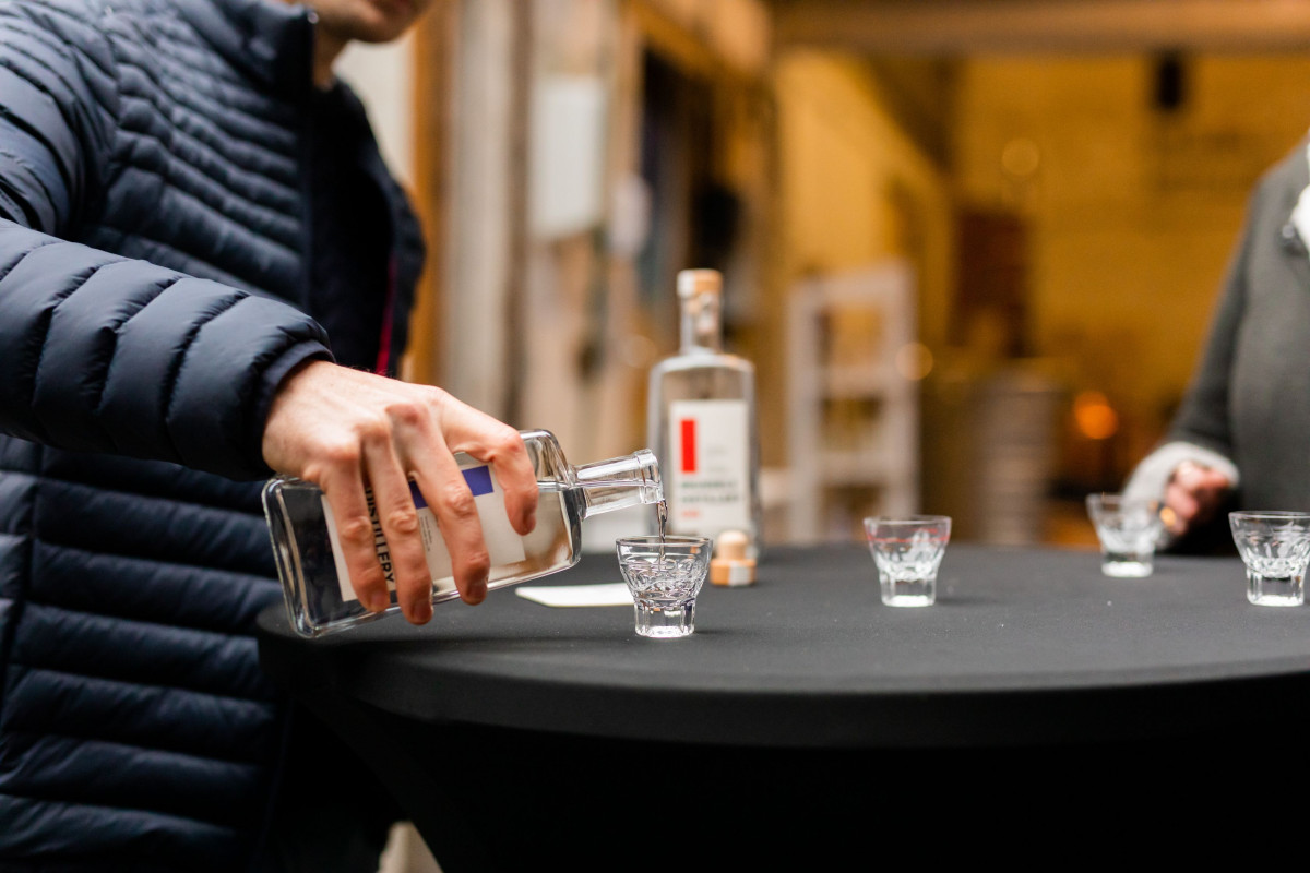Proef de sterke dranken van een ambachtelijke distilleerderij
