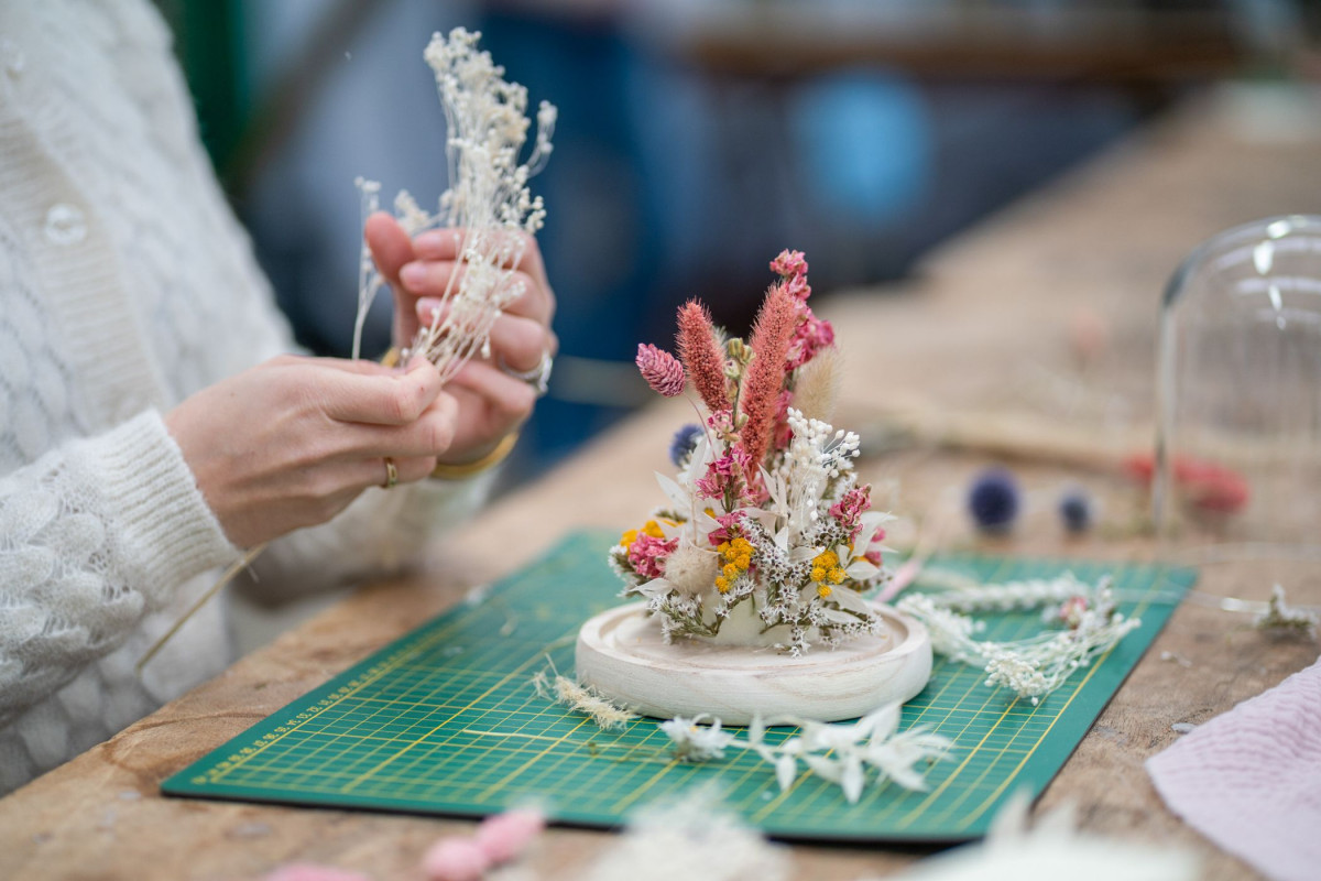 Créez votre composition de fleurs séchées sous cloch