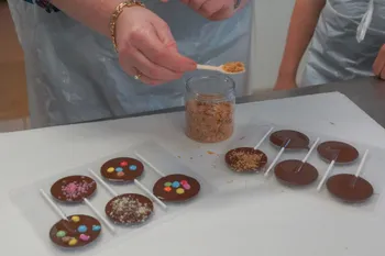Réalisez vos gourmandises en chocolat en famille