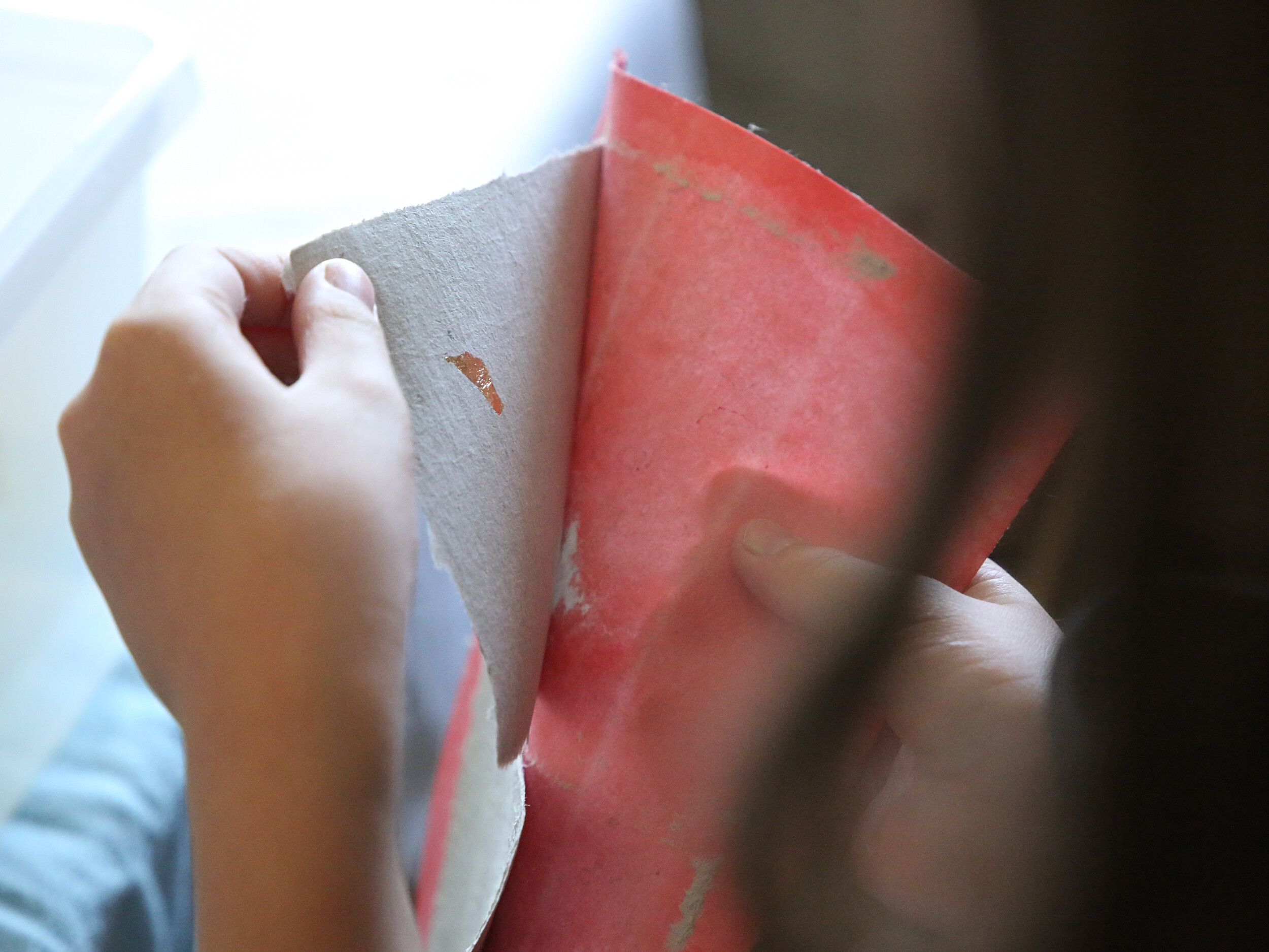 Fabriquez du papier en duo avec votre enfant