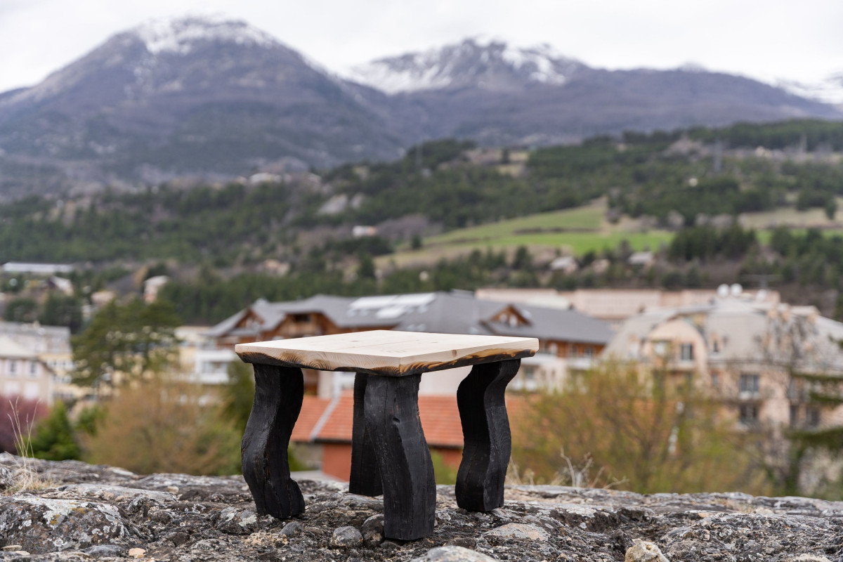 Fabriquez votre table basse aux pieds brûlés