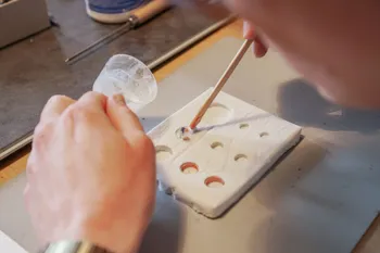 Fabriquez votre broche ou collier en résine colorée