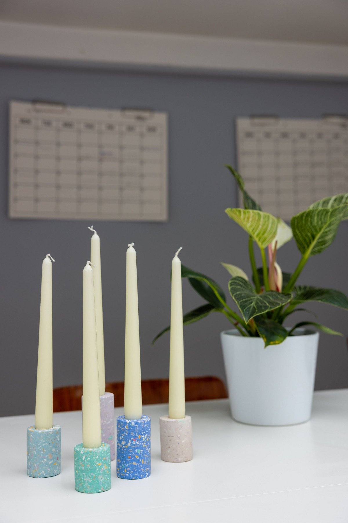 Coulez votre duo de bougeoirs en terrazzo