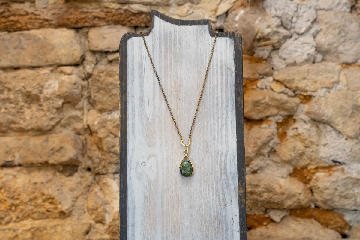 Créez un pendentif en laiton avec pierre incrustée