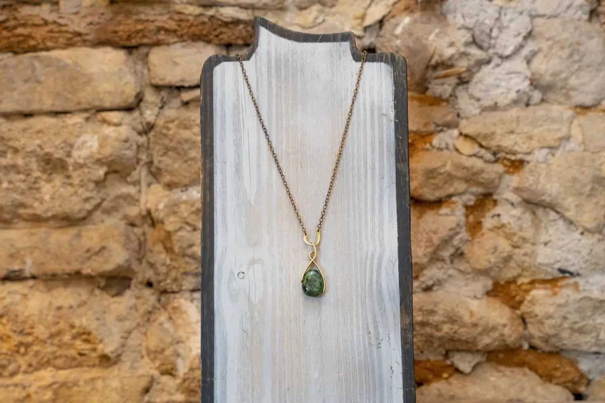 Créez un pendentif en laiton avec pierre incrustée