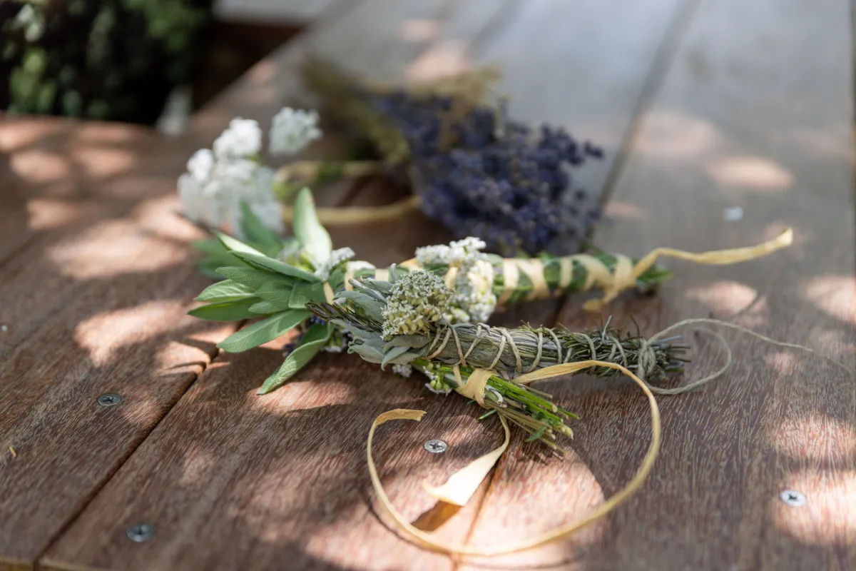 Créez votre bâton de fumigation à base de plantes