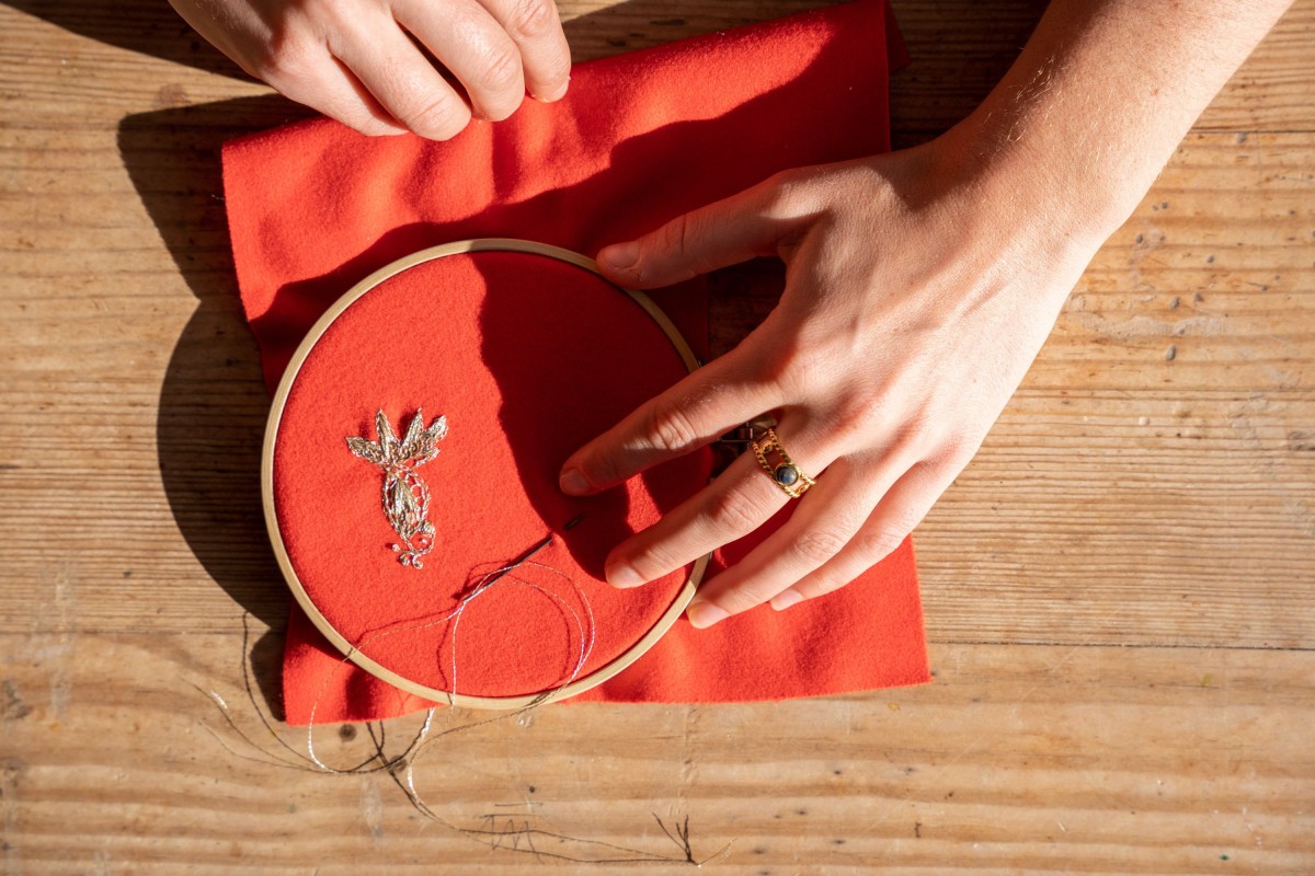 Brodez votre broche dorée