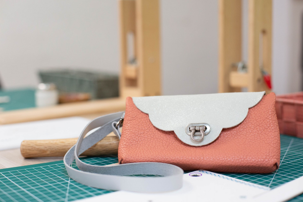 Réalisez un accessoire en cuir en duo