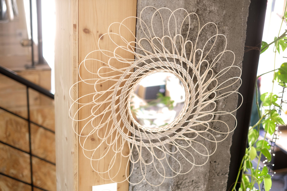 Réalisez votre miroir mural en vannerie de rotin