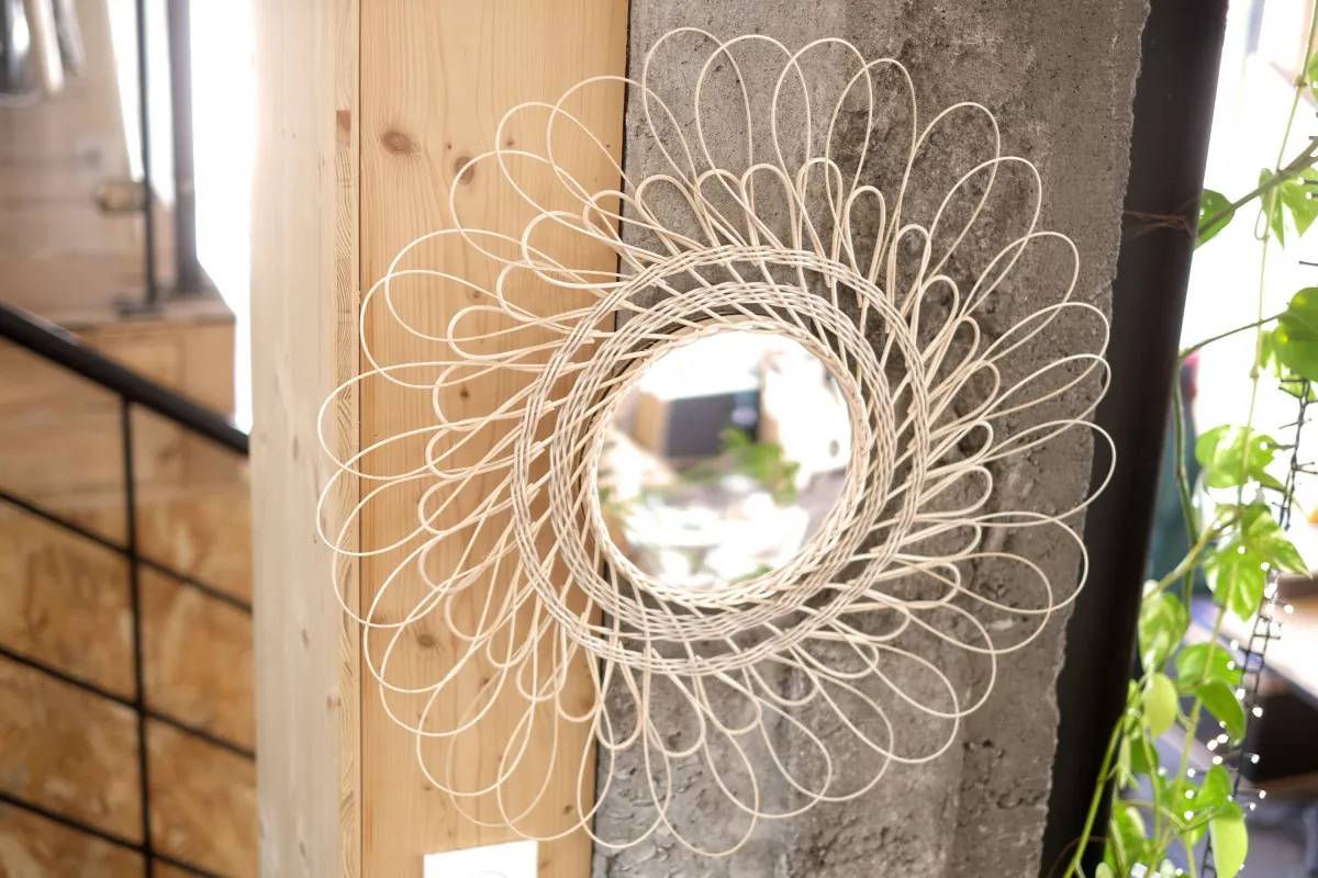 Réalisez votre miroir mural en vannerie de rotin