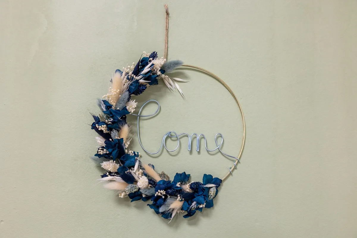 Composez votre couronne de fleurs séchées murale