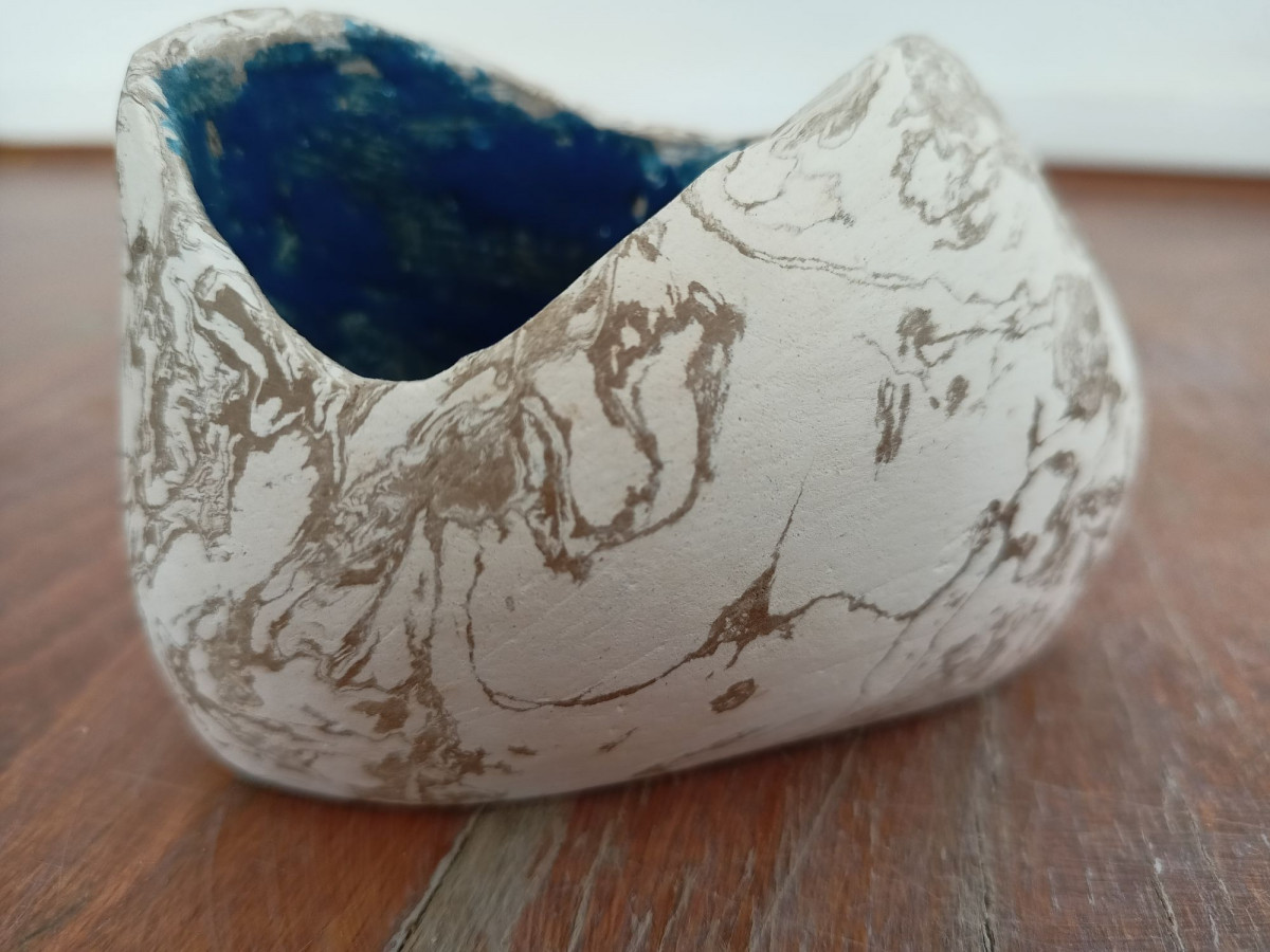 Façonnez une jardinière d'intérieur en terre mêlée