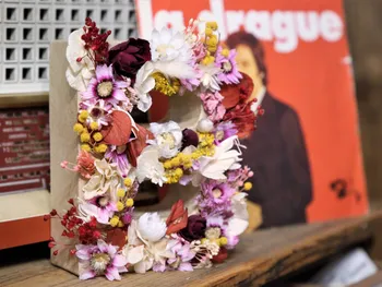 Réalisez votre lettre en fleurs séchées