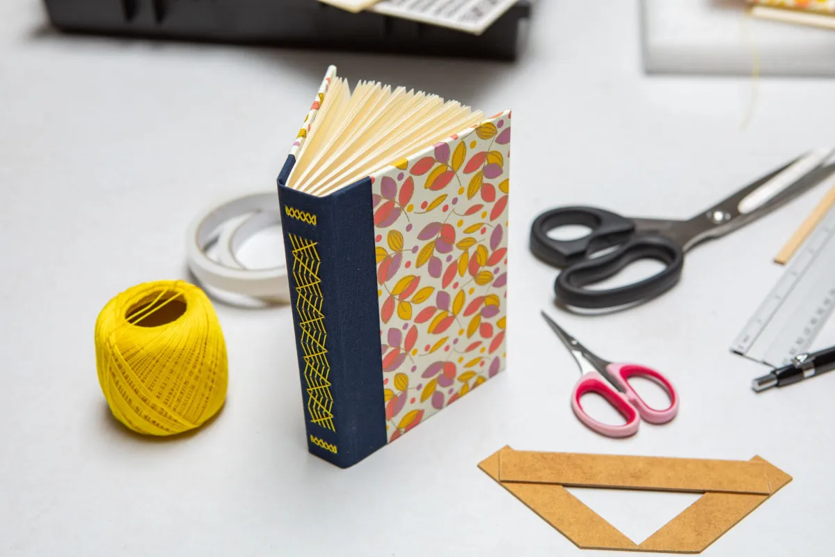 Façonnez votre carnet de A à Z grâce à la reliure