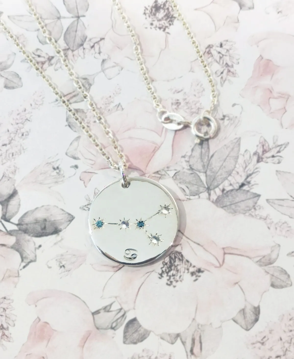 Concevez votre médaille du zodiaque en argent sertie