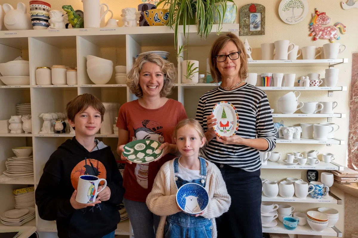 Découvrez la peinture sur céramique en famille