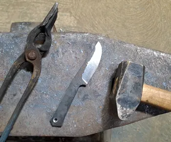 Forgez votre couteau droit tout en acier