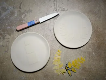 Modelez et décorez à la gravure vos deux d'assiettes