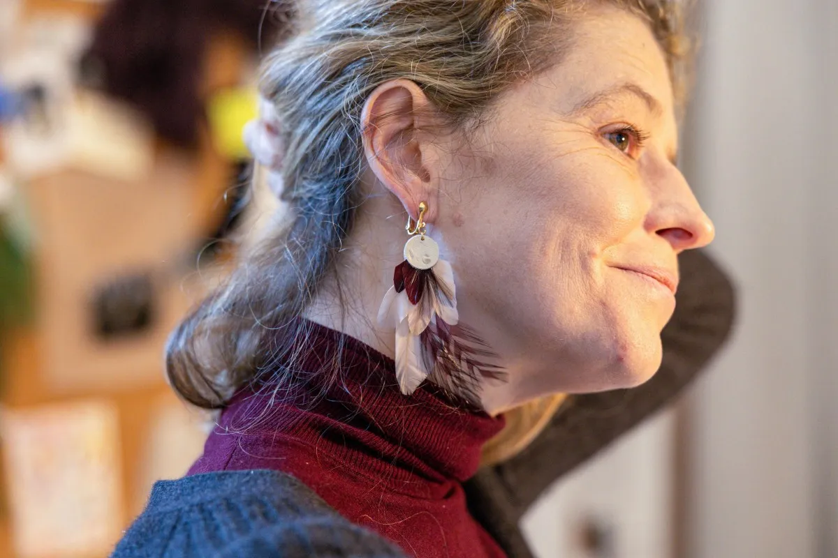 Réalisez vos boucles d'oreilles en plumes