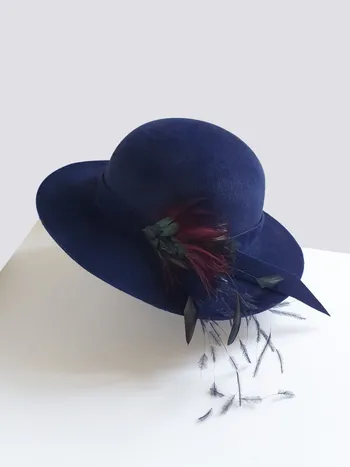 Habillez de plumes un chapeau en feutre