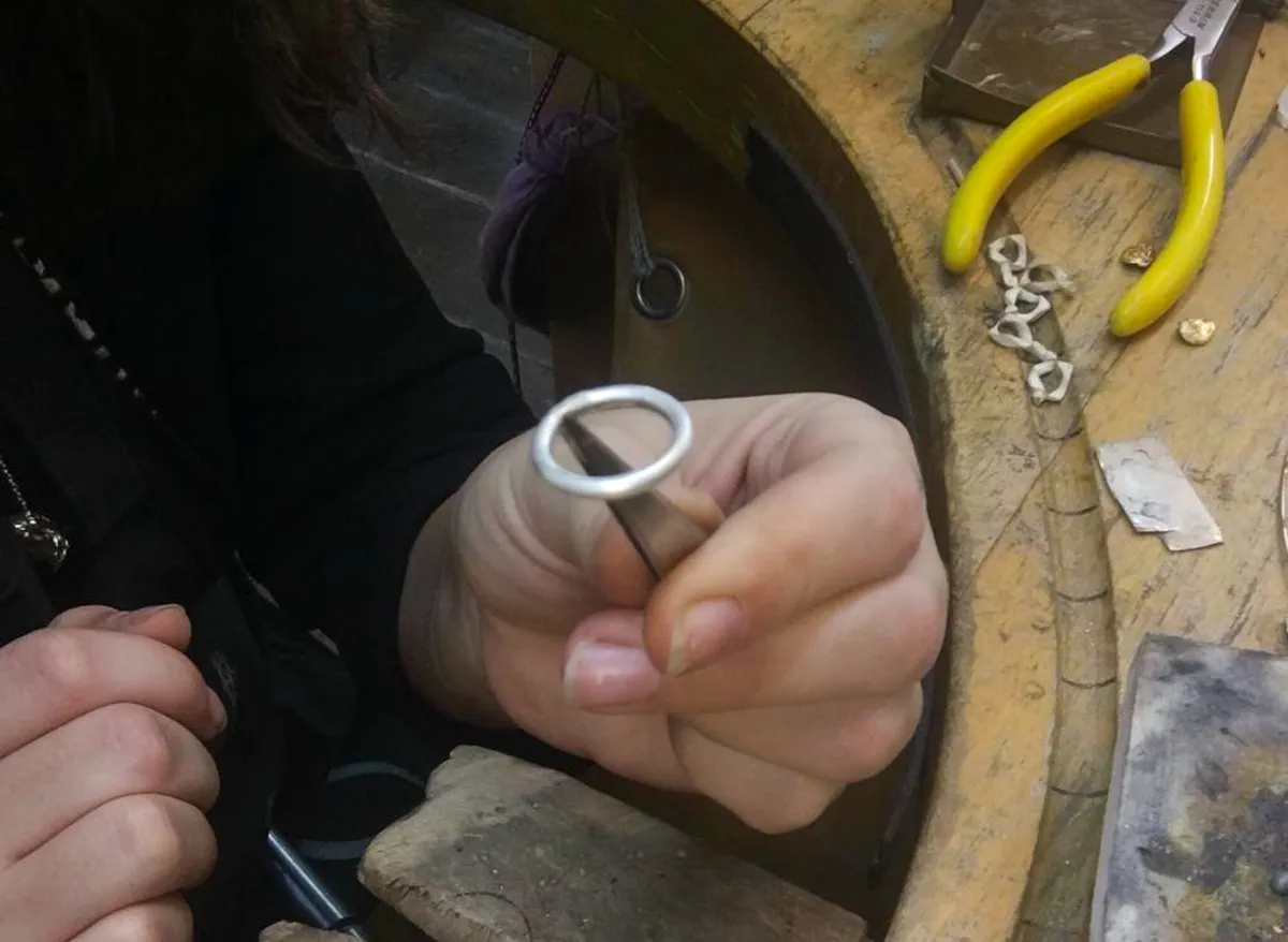 Réalisez vos alliances en or texturé & argent en duo