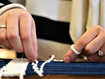 Apprends à tisser avec de la soie
