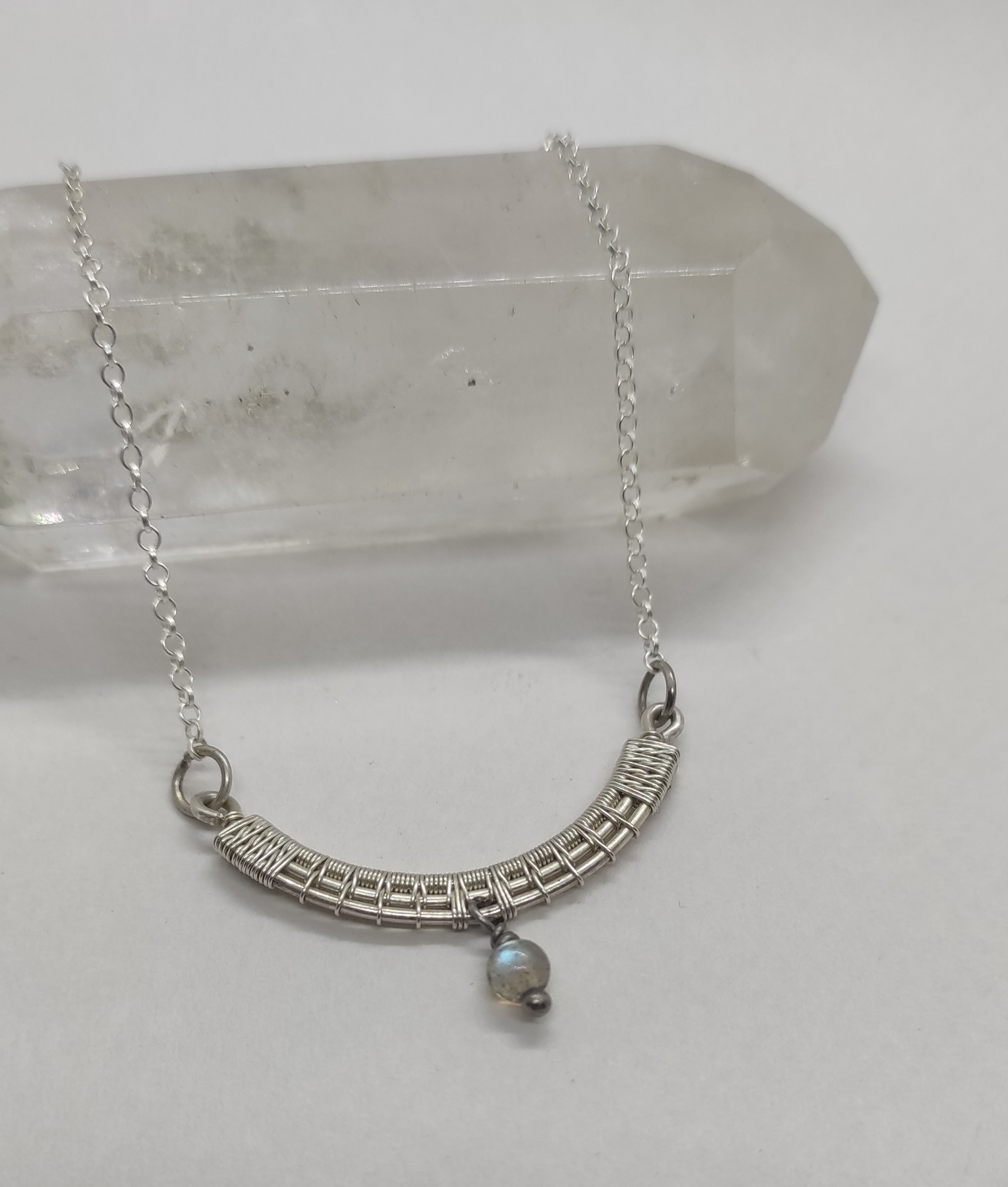 Tissez votre collier en argent à Angers