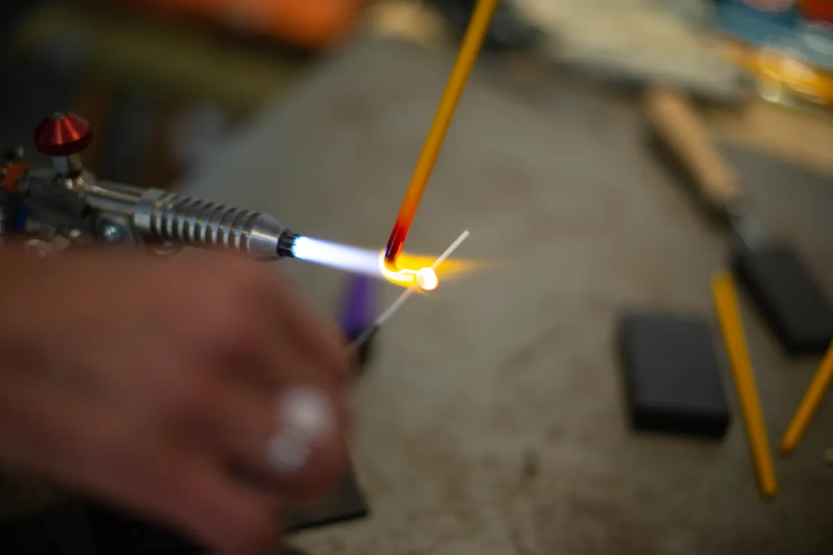 Réalisez votre bijou en verre grâce au filage