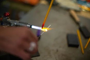 Réalisez votre bijou en verre grâce au filage