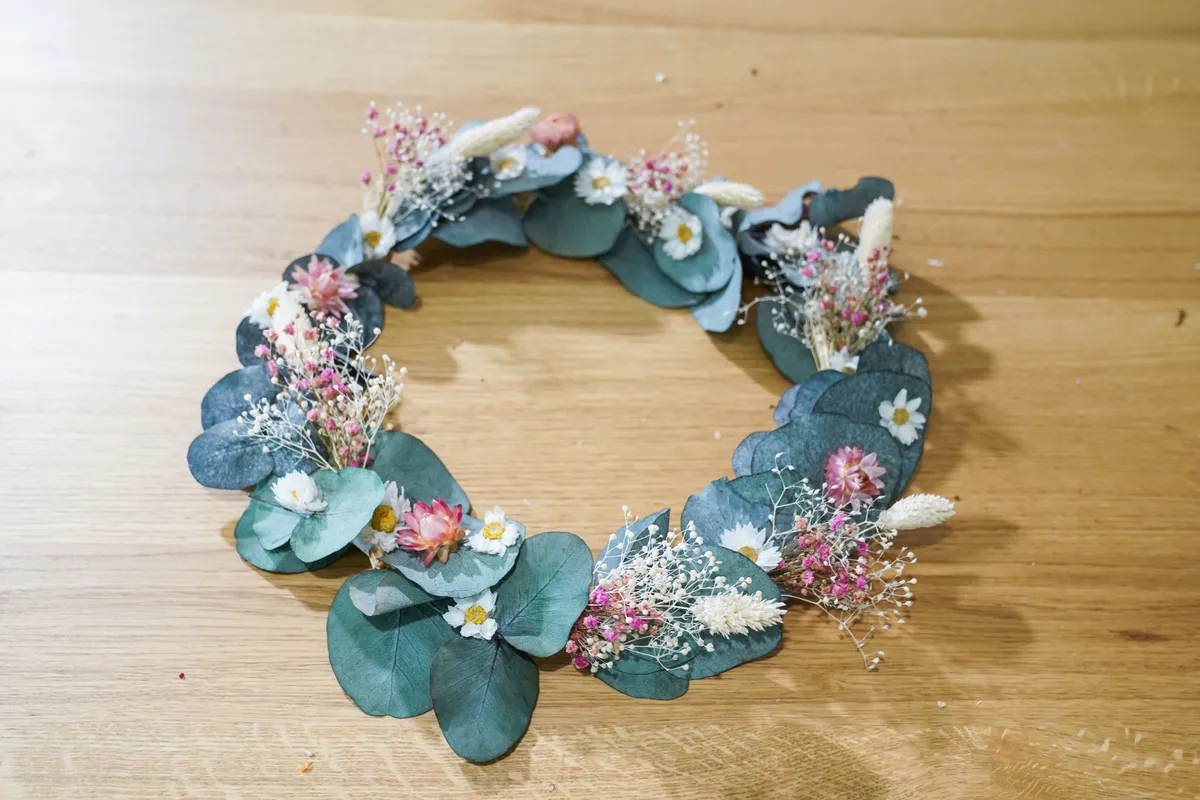 Réalisez votre couronne murale en fleurs séchées
